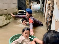 Banjir 1,7 Meter di Kebon Pala Jaktim, Polisi Evakuasi Balita Pakai Ember
