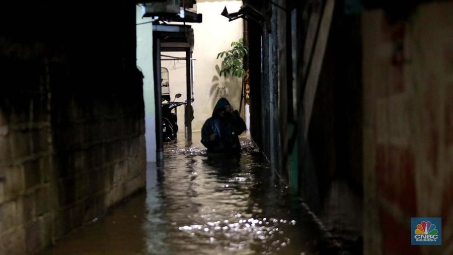 Sejumlah penduduk melintas di tengah banjir di RW 06 Jatipadang, Jakarta Selatan, (6/7/2025). Sejumlah penduduk melintas di tengah banjir di RW 06 Jatipadang, Jakarta Selatan, (6/7/2025). (librosfullgratis.com/Muhammad Sabki)