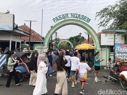 Padatnya Pasar Ngasem Diserbu Wisatawan Saat Liburan Sekolah