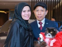 Pengakuan Pengusaha Hijab yang Berikan Hadiah Mobil BMW untuk Kucingnya