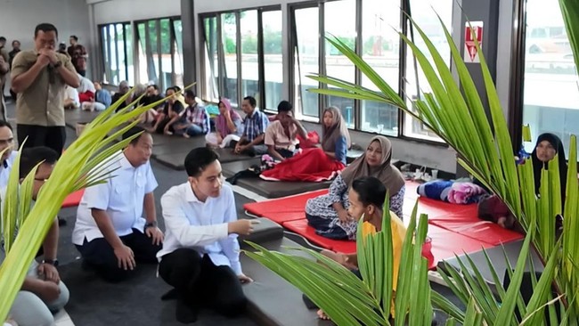 Wapres Gibran Rakabuming menyapa satu persatu keluarga korban Posko Terpadu lokasi keluarga korban yang masih hilang di ruang tunggu pelabuhan Ketapang.