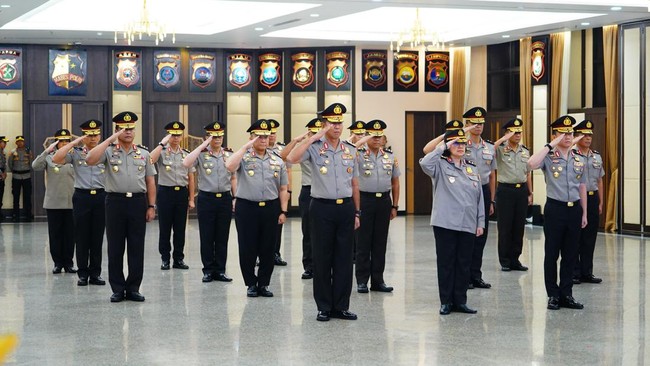 Sebanyak 17 perwira tinggi (pati) Polri mendapat kenaikan pangkat satu tingkat lebih tinggi. Irjen (pol) Winarto kini berpangkat Komisaris Jenderal (Komjen).