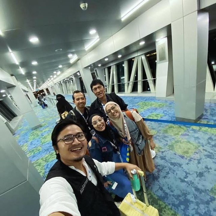<p>Melalui akun Instagramnya pada Sabtu (05/07/2025), Chiki membagikan momen keberangkatan mereka ke Mekkah. &ldquo;Bismillah, mari kita mulai perjalanan umrah ini,&rdquo; tulis Chiki. Momen kebersamaan mereka pun tampak dalam berbagai potret. (Foto: dok. instagram@bellafawzi_)</p>