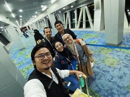 Chiki dan Bella Fawzi Umrah Bersama Sang Ayah Ikang Fawzi, Intip Potret Kehangatannya
