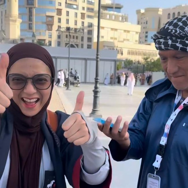 <p>Perjalanan spiritual Chiki Fawzi dan kakaknya, Bella Fawzi, ke Tanah Suci berhasil mencuri perhatian. Bersama sang Ayah, mereka menjalani ibadah umrah dengan penuh kehangatan dan kebersamaan. (Foto: dok. instagram@chikifawzi)</p>