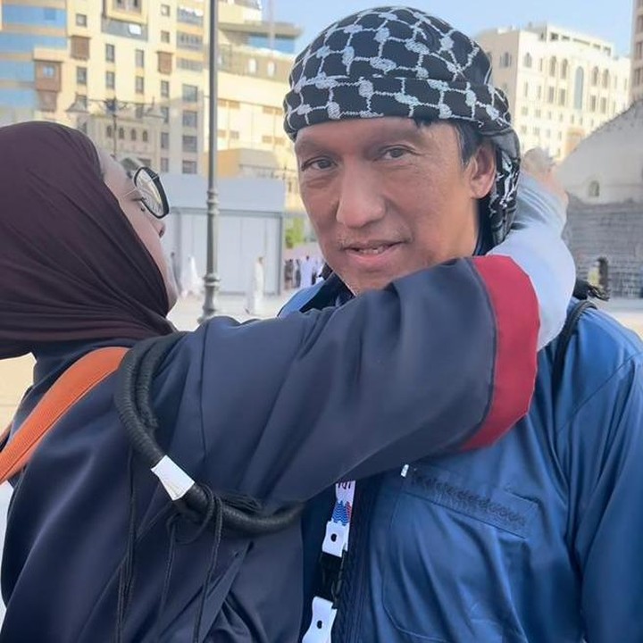 <p>Bahkan, ada momen lucu saat Chiki memasangkan sorban ke kepala sang Ayah, yang disebut sedang <em>passion</em> banget memakai aksesori khas Timur Tengah itu. Lengkap dengan canda tawa hangat di antara mereka. (Foto: dok. instagram@chikifawzi)</p>