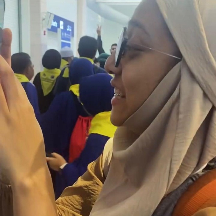 <p>Di salah satu momen hangat lainnya, Bella dan sang Ayah tampak saling merekam sambil menikmati keindahan akuarium. Kebersamaan mereka terasa sangat akrab, ya! (Foto: dok. instagram@bellafawzi_)</p>
