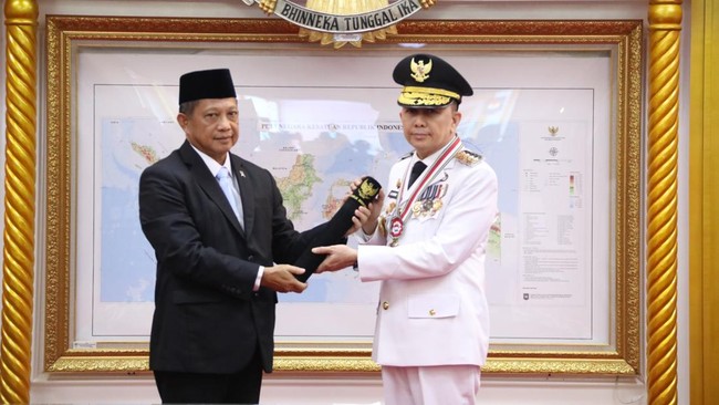 Mendagri Tito Karnavian resmi melantik Agus Fatoni sebagai Pj Gubernur Papua. Agus, mantan Dirjen Bina Keuangan, berkomitmen menjalankan tugas dengan baik.