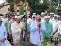Tradisi Peed Agung Antarkan Prosesi Abhiseka Cokorda Mengwi ke Taman Ayun