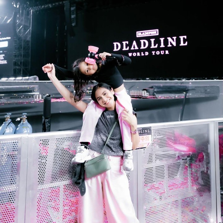 <p>Adik Nagita Slavina, Caca Tengker, juga termasuk rombongan yang menonton BLACKPINK di Korea. Caca mengajak putri pertamanya, Ansara Maisadipta Tamin, untuk menemaninya menonton konser. Di konser kali ini, Caca dan sang putri kompak mengenakan celana jeans merah muda yang dipadukan dengan kaus. (Foto: Instagram @shandypurnamasari)</p>