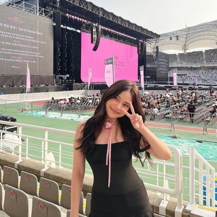 <p>Girl group BLACKPINK baru saja menggelar konser megah di Stadium Goyang, Korea Selatan. Beberapa artis Tanah Air terlihat menonton konser bertajuk <em>DEADLINE</em> ini, Bunda. Salah satunya adalah aktris Hanggini. (Foto: Instagram @hanggini)</p>