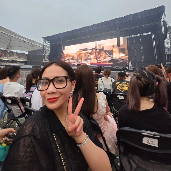 <p>Nagita Slavina merupakan penggemar setia BLACKPINK lho, Bunda. Pada 2023, perempuan 37 tahun ini sudah juga pernah menonton konser sang idola di Korea Selatan. Saat itu, Nagita rela menempuh perjalanan ribuan kilometer hanya untuk menonton BLACKPINK. (Foto: Instagram @raffinagita1717)</p>