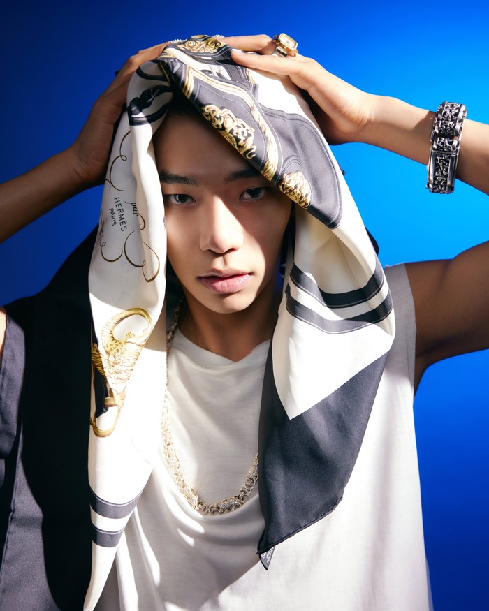 Bagi kamu pecinta K-Pop, nama ‘Tarzzan’ mungkin sudah tidak asing lagi di telingamu. Ya, ia merupakan salah satu anggota ALLDAY PROJECT, grup co-ed yang debut di bawah naungan THEBLACKLABEL pada 23 Juni 2025 lalu./ Foto: x.com/ALLDAY_PROJECT