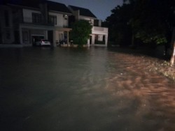 Perumahan di Ciputat Tangsel Banjir Imbas Tanggul Jebol, Warga Dievakuasi