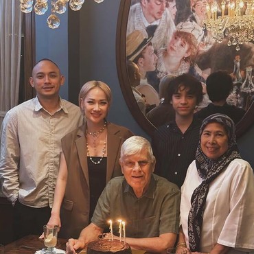 Foto Bareng, Ibunda Mendiang Ashraf Sinclair Sebut Tiko Aryawardhana Keluarga