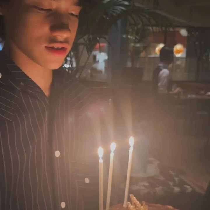 <p>Salah satu momen mengharukan yang dibagikan BCL adalah ketika Noah memberikan kejutan kecil untuk sang kakek tercinta. Dalam potretnya, terlihat Noah membawa kue ulang tahun dan membuat suasana jadi semakin hangat.&nbsp;(Foto: dok. instagram@itsmebcl)</p>
