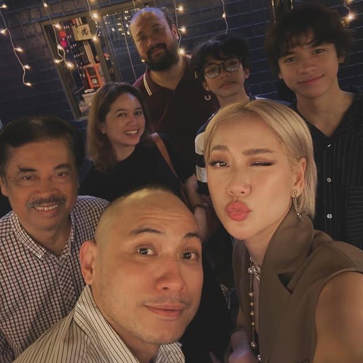 <p>BCL juga sempat mengabadikan momen kebersamaannya lewat swafoto bersama keluarga besarnya, lho. Terlihat sang suami, Tiko Aryawardhana, ikut tersenyum akrab di tengah suasana. (Foto: dok. instagram@itsmebcl)</p>