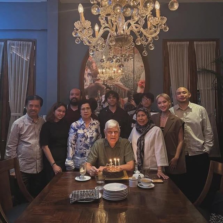 <p>Kebersamaan ini pun makin terasa lengkap ketika seluruh keluarga, baik dari pihak BCL maupun Ashraf, berkumpul dan berfoto bersama. Momen seperti ini memang bikin hati adem, ya. (Foto: dok. instagram@itsmebcl)</p>