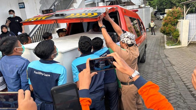 Dua jenazah penumpang KMP Tunu Pratama Jaya teridentifikasi di Selat Bali. Proses identifikasi masih berlangsung untuk satu jenazah lainnya.