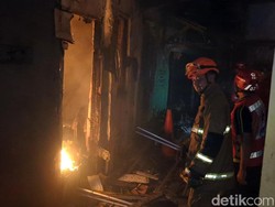 2 Rumah Terbakar di Pekalongan, 1 Pemadam Pingsan Hirup Asap