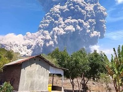 Abu Vulkanik Lewotolok dan Lewotobi Tutup Jalur Udara NTT