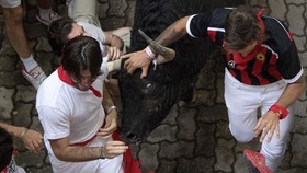 FOTO: Kala Festival Lari Banteng San Fermin Ikut Dukung Palestina