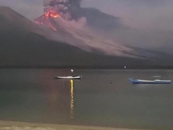 Gunung Lewotobi Meletus Lagi Malam Ini, Warga Dengar Ledakan Besar