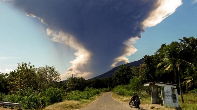 Gunung Lewotobi Laki-lakiMeletus Jumat Siang, Semburan 4 Kilometer Gunung Lewotobi Laki-laki di NTT meletus pada 11 Juli 2025, semburkan abu vulkanik setinggi 4 km. Masyarakat diminta waspada dan mengikuti arahan pemerintah.