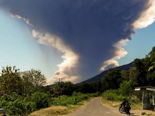 FOTO: Gunung Lewotobi Laki-laki Meletus Semburkan Pasir & Kerikil