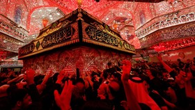 FOTO: Perayaan Hari Asyura Penuh Makna Bagi umat Syiah Irak