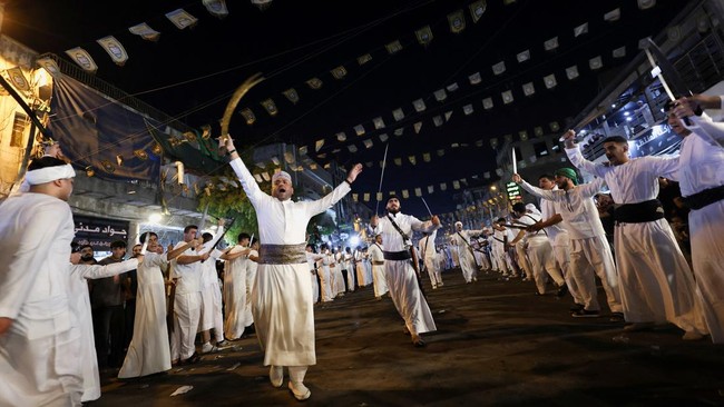 Puluhan ribu jemaah Syiah dari berbagai negara memadati Kota Karbala, Irak, pada Minggu (6/7) untuk memperingati hari suci Asyura.