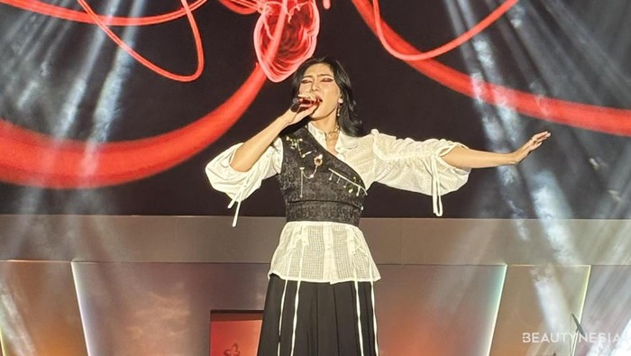 Keseruan Penampilan Alex[a]lexa dan Isyana Sarasvati di Hari Kedua 