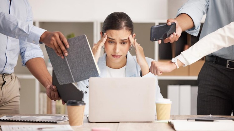 Ilustrasi kantor atau kerja toksik Stress, anxiety and multitasking business woman with headache from workload and laptop deadline in office. Burnout, frustration and overwhelmed lady exhausted, procrastination in toxic workplace