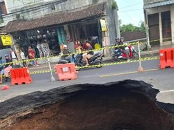Lubang Raksasa di Tabanan Lumpuhkan Jalan Denpasar-Gilimanuk