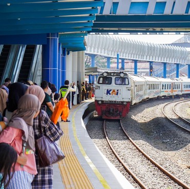 Tak Ada Lagi Kursi Tegak, Kereta Kelas Bisnis di Jawa Resmi Dihapus