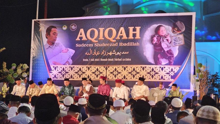 Kapolda Riau Irjen Herry Heryawan menghadiri akikah Sadeem Shahrezad Ibadillah&comma; putra ketiga Ustaz Abdul Somad&comma; di Kampar&comma; Riau&comma; Senin &lpar;7&sol;7&sol;2025&rpar;&period;