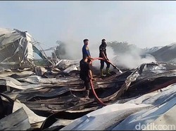 9 Jam Kebakaran Pabrik Sepatu di Ngawi Belum Padam