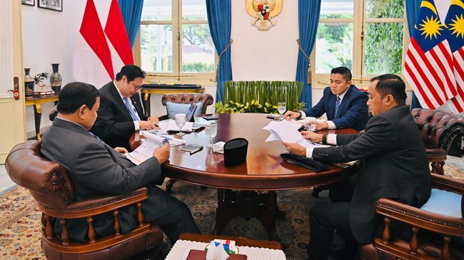 Menteri Koordinator Perekonomian Airlangga menghadiri rapat kabinet untuk membahas kebijakan perdagangan dan deregulasi guna memperkuat perekonomian nasional.