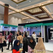 Keseruan Pengunjung Belanja Koleksi Outfit Desainer hingga Foto bareng Shinchan di Booth 