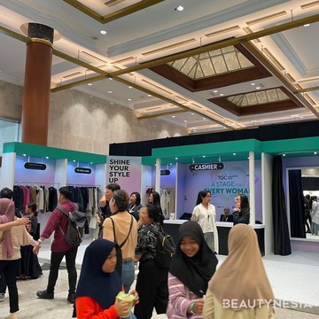 img-title Keseruan Pengunjung Belanja Koleksi Outfit Desainer hingga Foto bareng Shinchan di Booth