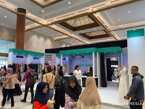 Keseruan Pengunjung Belanja Koleksi Outfit Desainer hingga Foto bareng Shinchan di Booth 