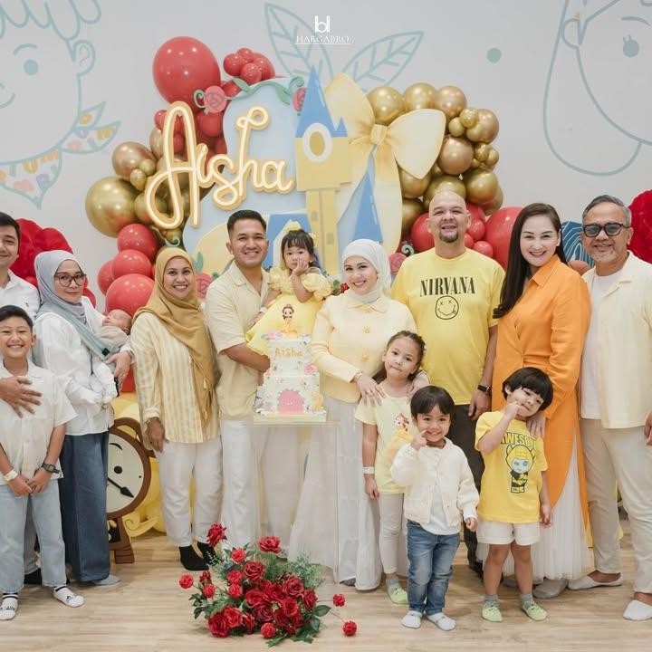 <p>Perlu diketahui, Kesha dan Balint adalah kakak adik yang usianya beda 23 tahun. Kesha lahir pada 1998, sementara adik bungsunya lahir pada 2021. Kesha dan Balint adalah saudara sedarah dari ayah. Ibunda sambung Kesha yang juga ibu kandung Balint, Santi Ulandari, meninggal dunia setelah melahirkan putranya. (Foto: Instagram @kesharatuliu05)</p>