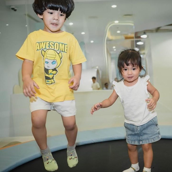 <p>Memiliki adik yang usianya terpaut 23 tahun tampaknya menjadi pengalaman tak terlupakan bagi Kesha. Pasalnya, Balint kini menjadi teman main bagi dua anak Kesha yang masik kecil, yakni Qwenzy dan Aisha. Pada perayaan ulang tahun Aisha beberapa waktu lalu, Balint terlihat bermain bersama keponakannya ini. (Foto: Instagram @kesharatuliu05)</p>