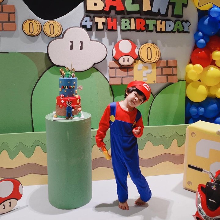 <p>Pesta ulang tahun ini diadakan secara tertutup dan hanya dihadiri oleh keluarga Kesha, Bunda. Di perayaan ulang tahunnya yang ke-4, Balint tampil menggemaskan saat menggunakan kostum Super Mario Bros yang identik dengan topi merahnya. (Foto: Instagram @kesharatuliu05)</p>
