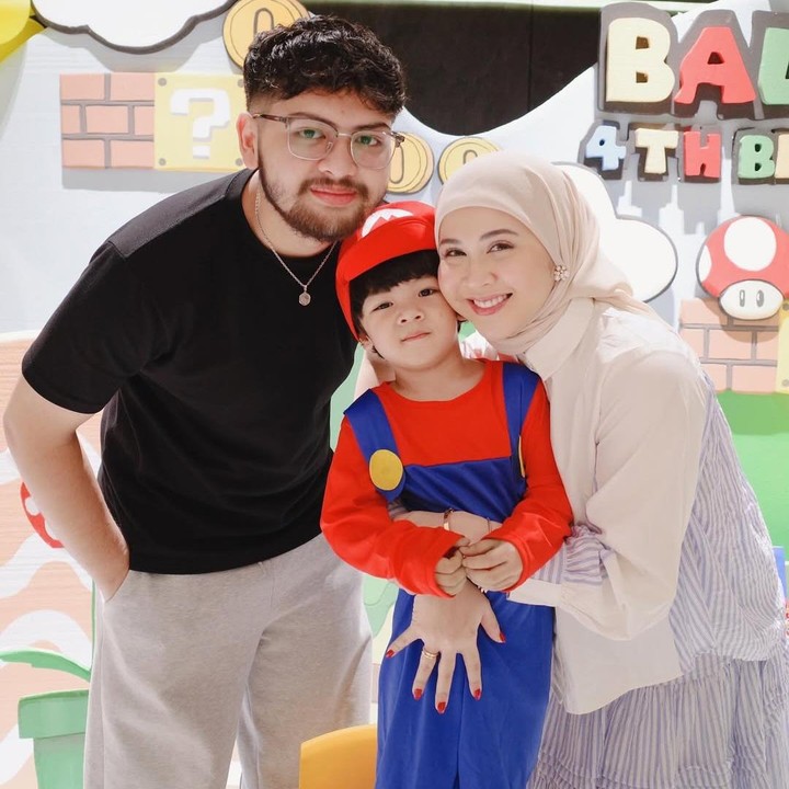 <p>Melalui unggahan di Instagran, Kesha mem-<em>posting</em> fotonya bersama Balint dan adiknya yang lain Sultan Harsya. Kesha secara khusus menuliskan ucapan selamat untuk adik bungsunya itu. "<em>Happy birthday</em> balint, adikku sayang," tulisnya. (Foto: Instagram @kesharatuliu05)</p>