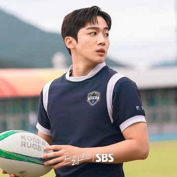 Comeback Sebagai Aktor, Kim Yo Han Wei Jadi Kapten Tim Rugby di Drakor Olahraga Baru