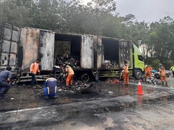 Truk Ekspedisi Paket Terbakar di Jalan Tol Lampung Ruas Terpeka