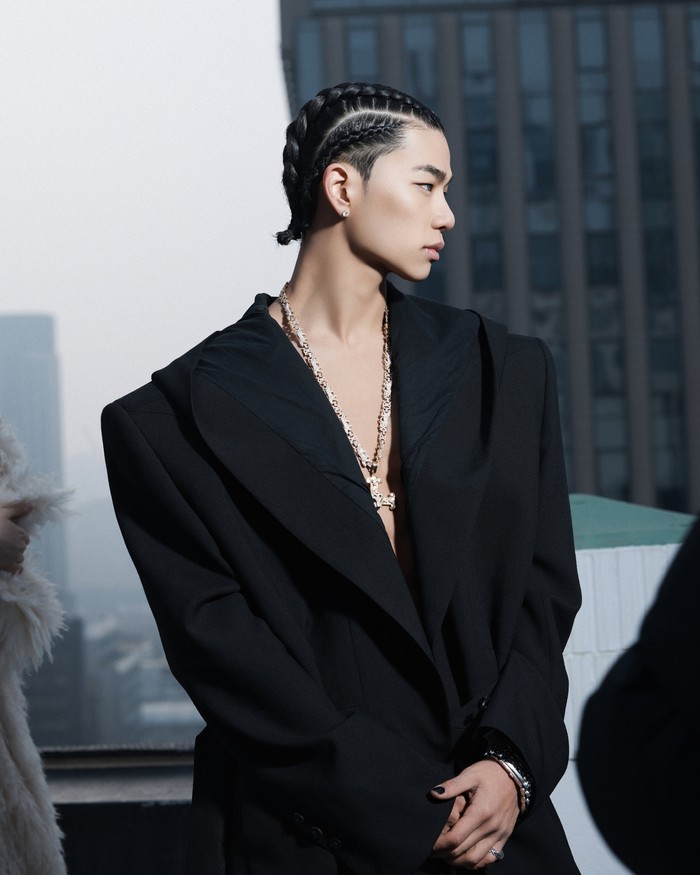 Lahir pada 27 September 2002, idol K-Pop asli Korea yang mempunyai tipe kepribadian ENFP satu ini menjadi personel kedua tertua dalam grup setelah Annie, rekan satu tim yang sama-sama lahir di tahun yang sama./ Foto: x.com/ALLDAY_PROJECT