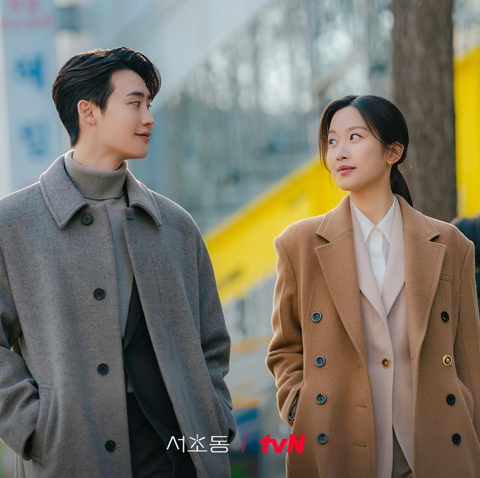 Lee Jong Suk dan Moon Ga Young dalam drama Law and The City/ Foto: tvN
