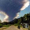 Letusan Gunung Lewotobi Lontarkan Material Pasir dan Kerikil